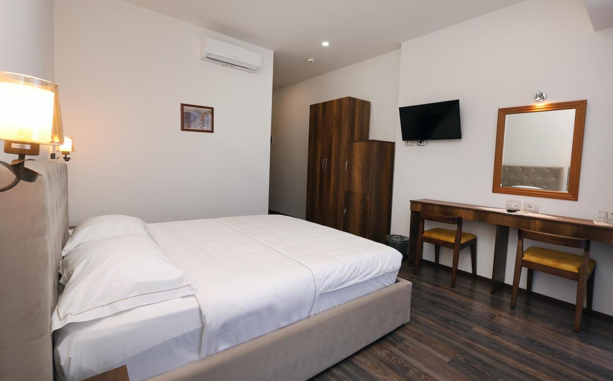 Hotel Republika 베라트 외부 사진