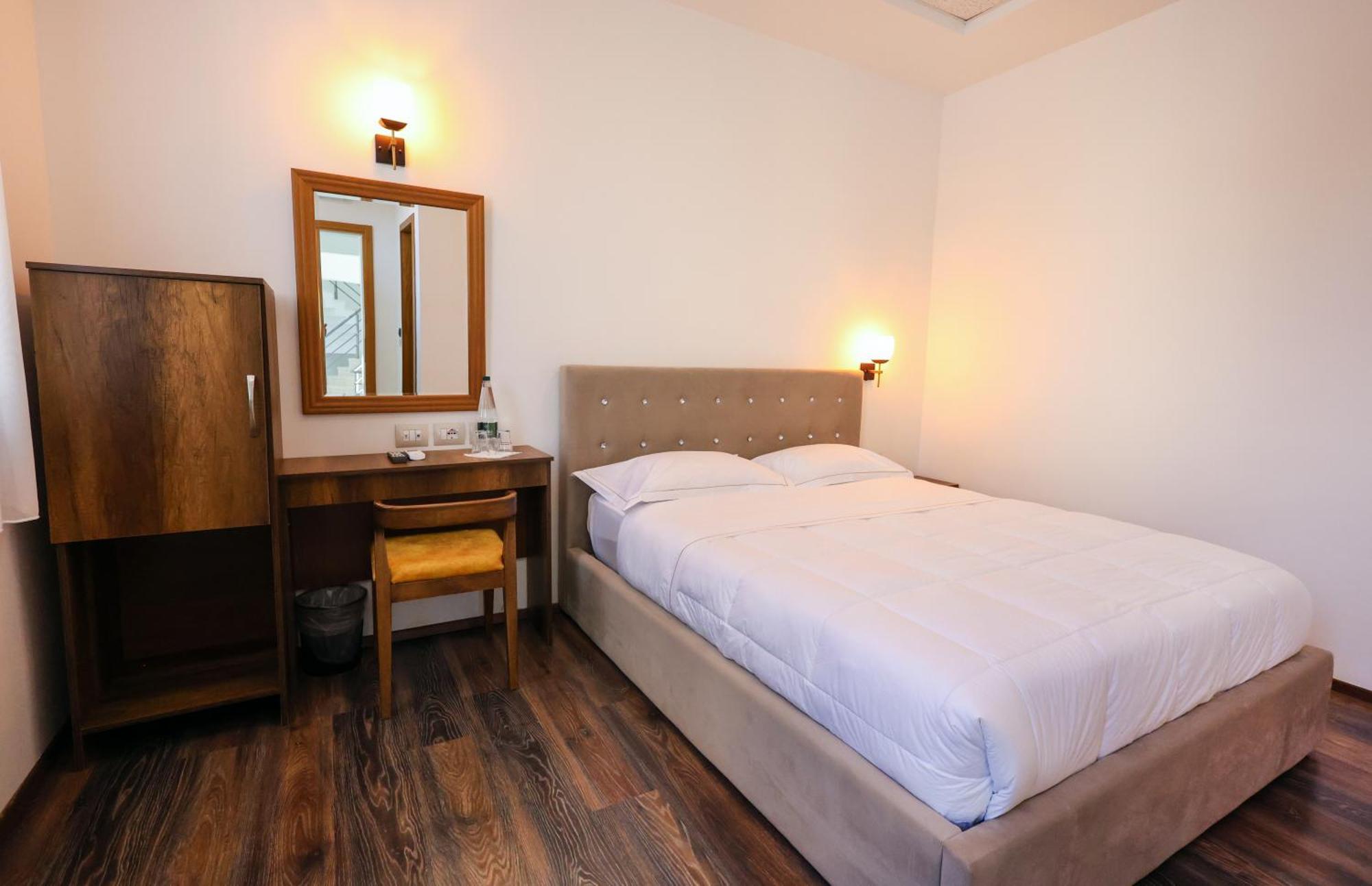 Hotel Republika 베라트 외부 사진