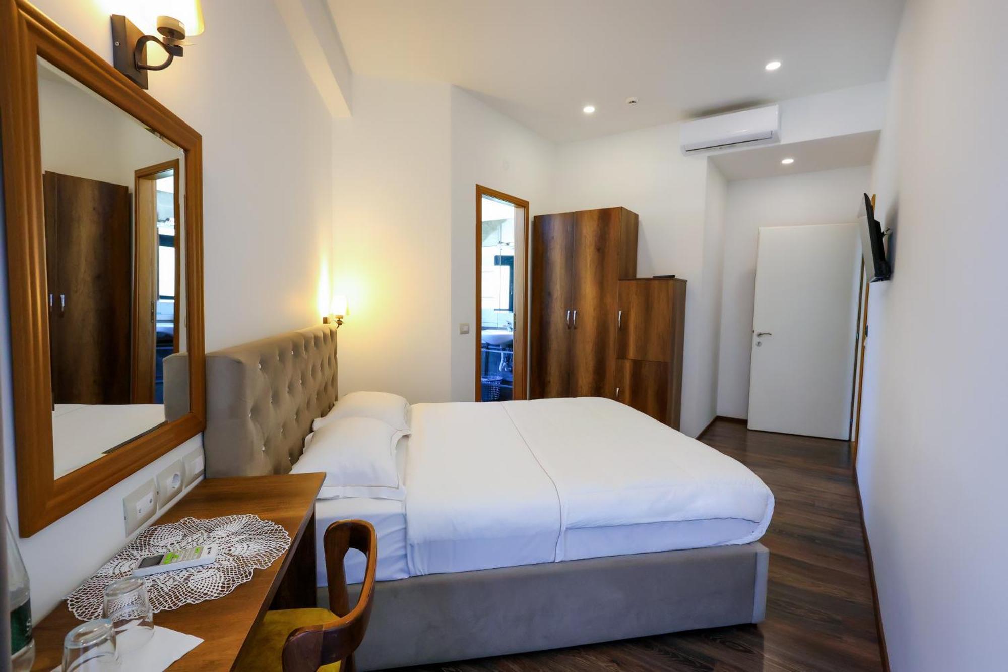 Hotel Republika 베라트 외부 사진